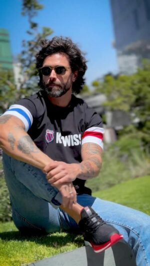 Matías Novoa Instagram - Precisión y poder en cada movimiento 👟 ✨

#KSwissStyle #ComfortInMotion #AuthenticFootwear #StepIntoComfort #QualityDesigns #UrbanElegance