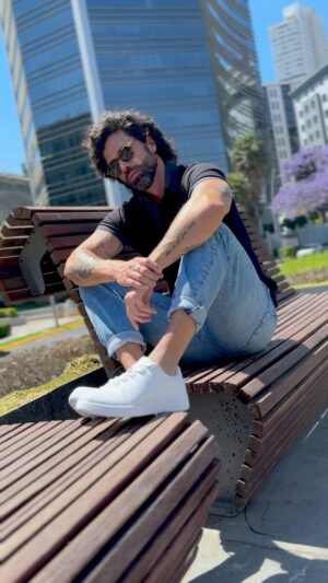Matías Novoa Instagram - Prepárate para la acción con Classic Vn de Kswiss👟

#KSwissStyle #ComfortInMotion #AuthenticFootwear #StepIntoComfort #QualityDesigns #UrbanElegance