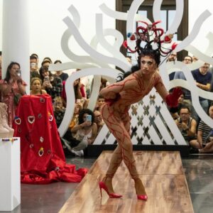 Matraka Traka Instagram - “Lxs chicxs perdidxs” un performance abordado desde desde la perdida y la búsqueda de identidad como miembro de la comunidad LGBTQ ; El drag como empoderamiento y resiliencia, Gracias @musa.museodelasartes por abrir el espacio al primer performance drag en este gran recinto, también a @ganeisha.xoxo por ser cómplice en este viaje y sobre todo a @moy_schia espero sigamos haciendo cosas maravillosas ✨ feliz pride a todos 🌈