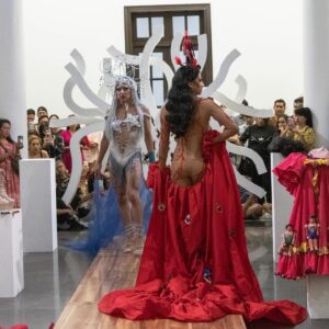 Matraka Traka Instagram - “Lxs chicxs perdidxs” un performance abordado desde desde la perdida y la búsqueda de identidad como miembro de la comunidad LGBTQ ; El drag como empoderamiento y resiliencia, Gracias @musa.museodelasartes por abrir el espacio al primer performance drag en este gran recinto, también a @ganeisha.xoxo por ser cómplice en este viaje y sobre todo a @moy_schia espero sigamos haciendo cosas maravillosas ✨ feliz pride a todos 🌈