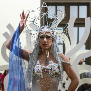 Matraka Traka Instagram - “Lxs chicxs perdidxs” un performance abordado desde desde la perdida y la búsqueda de identidad como miembro de la comunidad LGBTQ ; El drag como empoderamiento y resiliencia, Gracias @musa.museodelasartes por abrir el espacio al primer performance drag en este gran recinto, también a @ganeisha.xoxo por ser cómplice en este viaje y sobre todo a @moy_schia espero sigamos haciendo cosas maravillosas ✨ feliz pride a todos 🌈
