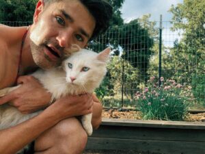 Matt Dallas Instagram - After 2 1/2 years Covid finally got me 😷 and while it may be keeping me away from my kiddos temporarily it’s not keeping me out of my garden 👨‍🌾