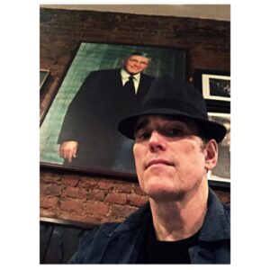 Matt Dillon Instagram - Pizza under supervision of the Chairman of the Board. East Harlem NYC #franksinatra