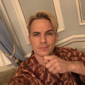 Matt Lanter Instagram - It’s seems Ole George has lost all selfie control...

#jupiterslegacy #skyfox #superhero #superheroes #rich #netflix #behingthescenes