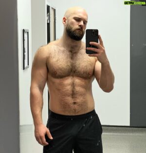 Matt Lister Instagram - Thirst trapping on Xmas-eve-eve. 

Been absolutely hammering the gym before travelling to Rio next week for new years, 8 weeks of being so anal with my programming because I wanted some sickening new pics on the beach there… turns out it’s guna rain the entire time we’re there so YAY. FML. Cancel everything 🤣💀 

Who’s going to be there to dance in the rain with us?! 🇧🇷💃🏼🏝