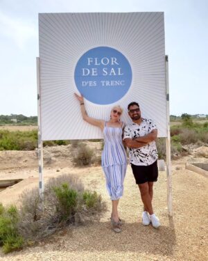 Matt Pardus Instagram - Na Mallorcu jsme se také vydali abychom viděli jak vzniká jedna z nejkvalitnějších solí na světě. Vedle běžné soli tu najdete i panenskou sůl, která se tvoří na dně jezírek kde se sbírá unikátní solný květ. Člověk by si možná řekl, že sůl jako sůl, ale bohužel tomu tak není. Zde třeba sůl sbírají již po stovky let stejným tradičním způsobem a hlavně jí chemicky nečistí jako je běžné u u nás dostupných obyčejných kuchyňských solí… Zde je pouze omývána vodou a ručně přebírána od nečistot. Firma, která za touto solí stojí věnuje i obrovskou pozornost právě přírodním filtrům a celkově obnově přírody v okolí. Vše tu tedy funguje krásně v souladu s přírodou a důkazem toho jsou i rostliny a různí živočichové, které najdete jen na nejčistších místech naší planety. A jak jsme včera viděli, tak se jim tu moc hezky daří ❤️

Pokud byste tedy také chtěli ochutnat tento unikátní solný květ, tak do ČR a na Slovensko ho dováží Martinka s @naturalmallorca. Martinka tu i žije a když vypráví o těchto solích, tak je to hotový koncert. ❤️ I díky tomu jsme pochopili, že práce s touto solí je jak pro lidi, kteří jí sbírají, ale i pro ní především srdcovka ❤️ A já nemůžu jinak, než souhlasit. Posledních pár měsíců jí sám používám a vedle čistého solného květu jsem si zamiloval i různé příchutě, které pochází také z místních zdrojů. Za mě je určitě super např. solný květ s rajčaty a bazalkou nebo třeba pomerančem a chilli. Krásně na závěr dochutí třeba různé saláty, masa, grilovaná jídla a dodá jim specifickou a moc příjemnou chuť.

No stačí ještě dodat že, u Martinky najdete nyní do středy slevu 25 % na vše, což je ideální na první seznámení s těmito unikátními solemi. Tak mrkněte na její e-shop @naturalmallorca kde si můžete přečíst i spoustu dalších informací proč je právě tato sůl tak výjimečná…

Právě tady jsem pochopil, proč se říká sůl nad zlato a u této soli to určitě platí dvojnásob ❤️ Neskutečné, co příroda prostě dokáže 😍 

Jo a jestli se chystáte na Mallorcu, tak určitě i tyto tzv. saliny navštivte. Každou tuším hodinu tu jsou právě komentované prohlídky, kde Vám také vše s radostí ukáží a vysvětlí! A hned kousek je také známá pláž, kde jsme to zakončili 😉