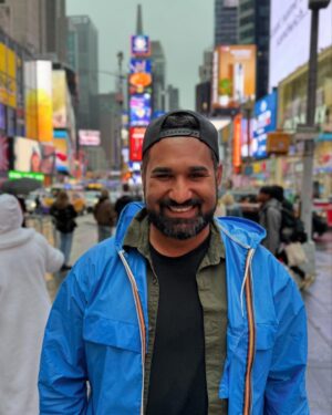 Matt Pardus Instagram - New York nabízí neskutečně moc míst, která člověk zná z nějakého filmu, seriálu nebo časopisu či průvodce a Times Square bezesporu patří mezi jedno z nejvíce oblíbených! Navštívili jsme ho hned několikrát a pokaždé měl úplně jinou atmosféru… Poprvé to ale bylo tady, lehce pršelo a oproti jiným návštěvám tam bylo opravdu málo lidí, což nás asi bavilo nejvíc 🖤

#newyork #newyorkcity #nyc #ny #newyorklife #timessquare #timessquarenyc #berky #pavelberky #mattpardus #usa #cestovani #travel #travelgram #travelphotography