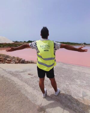 Matt Pardus Instagram - Na Mallorcu jsme se také vydali abychom viděli jak vzniká jedna z nejkvalitnějších solí na světě. Vedle běžné soli tu najdete i panenskou sůl, která se tvoří na dně jezírek kde se sbírá unikátní solný květ. Člověk by si možná řekl, že sůl jako sůl, ale bohužel tomu tak není. Zde třeba sůl sbírají již po stovky let stejným tradičním způsobem a hlavně jí chemicky nečistí jako je běžné u u nás dostupných obyčejných kuchyňských solí… Zde je pouze omývána vodou a ručně přebírána od nečistot. Firma, která za touto solí stojí věnuje i obrovskou pozornost právě přírodním filtrům a celkově obnově přírody v okolí. Vše tu tedy funguje krásně v souladu s přírodou a důkazem toho jsou i rostliny a různí živočichové, které najdete jen na nejčistších místech naší planety. A jak jsme včera viděli, tak se jim tu moc hezky daří ❤️

Pokud byste tedy také chtěli ochutnat tento unikátní solný květ, tak do ČR a na Slovensko ho dováží Martinka s @naturalmallorca. Martinka tu i žije a když vypráví o těchto solích, tak je to hotový koncert. ❤️ I díky tomu jsme pochopili, že práce s touto solí je jak pro lidi, kteří jí sbírají, ale i pro ní především srdcovka ❤️ A já nemůžu jinak, než souhlasit. Posledních pár měsíců jí sám používám a vedle čistého solného květu jsem si zamiloval i různé příchutě, které pochází také z místních zdrojů. Za mě je určitě super např. solný květ s rajčaty a bazalkou nebo třeba pomerančem a chilli. Krásně na závěr dochutí třeba různé saláty, masa, grilovaná jídla a dodá jim specifickou a moc příjemnou chuť.

No stačí ještě dodat že, u Martinky najdete nyní do středy slevu 25 % na vše, což je ideální na první seznámení s těmito unikátními solemi. Tak mrkněte na její e-shop @naturalmallorca kde si můžete přečíst i spoustu dalších informací proč je právě tato sůl tak výjimečná…

Právě tady jsem pochopil, proč se říká sůl nad zlato a u této soli to určitě platí dvojnásob ❤️ Neskutečné, co příroda prostě dokáže 😍 

Jo a jestli se chystáte na Mallorcu, tak určitě i tyto tzv. saliny navštivte. Každou tuším hodinu tu jsou právě komentované prohlídky, kde Vám také vše s radostí ukáží a vysvětlí! A hned kousek je také známá pláž, kde jsme to zakončili 😉