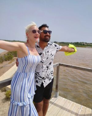 Matt Pardus Instagram - Na Mallorcu jsme se také vydali abychom viděli jak vzniká jedna z nejkvalitnějších solí na světě. Vedle běžné soli tu najdete i panenskou sůl, která se tvoří na dně jezírek kde se sbírá unikátní solný květ. Člověk by si možná řekl, že sůl jako sůl, ale bohužel tomu tak není. Zde třeba sůl sbírají již po stovky let stejným tradičním způsobem a hlavně jí chemicky nečistí jako je běžné u u nás dostupných obyčejných kuchyňských solí… Zde je pouze omývána vodou a ručně přebírána od nečistot. Firma, která za touto solí stojí věnuje i obrovskou pozornost právě přírodním filtrům a celkově obnově přírody v okolí. Vše tu tedy funguje krásně v souladu s přírodou a důkazem toho jsou i rostliny a různí živočichové, které najdete jen na nejčistších místech naší planety. A jak jsme včera viděli, tak se jim tu moc hezky daří ❤️

Pokud byste tedy také chtěli ochutnat tento unikátní solný květ, tak do ČR a na Slovensko ho dováží Martinka s @naturalmallorca. Martinka tu i žije a když vypráví o těchto solích, tak je to hotový koncert. ❤️ I díky tomu jsme pochopili, že práce s touto solí je jak pro lidi, kteří jí sbírají, ale i pro ní především srdcovka ❤️ A já nemůžu jinak, než souhlasit. Posledních pár měsíců jí sám používám a vedle čistého solného květu jsem si zamiloval i různé příchutě, které pochází také z místních zdrojů. Za mě je určitě super např. solný květ s rajčaty a bazalkou nebo třeba pomerančem a chilli. Krásně na závěr dochutí třeba různé saláty, masa, grilovaná jídla a dodá jim specifickou a moc příjemnou chuť.

No stačí ještě dodat že, u Martinky najdete nyní do středy slevu 25 % na vše, což je ideální na první seznámení s těmito unikátními solemi. Tak mrkněte na její e-shop @naturalmallorca kde si můžete přečíst i spoustu dalších informací proč je právě tato sůl tak výjimečná…

Právě tady jsem pochopil, proč se říká sůl nad zlato a u této soli to určitě platí dvojnásob ❤️ Neskutečné, co příroda prostě dokáže 😍 

Jo a jestli se chystáte na Mallorcu, tak určitě i tyto tzv. saliny navštivte. Každou tuším hodinu tu jsou právě komentované prohlídky, kde Vám také vše s radostí ukáží a vysvětlí! A hned kousek je také známá pláž, kde jsme to zakončili 😉