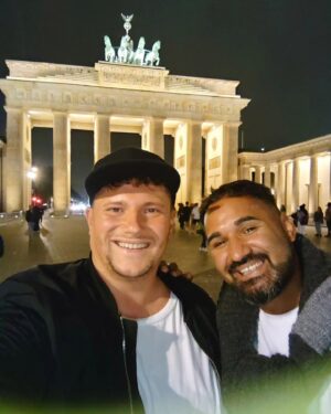 Matt Pardus Instagram - Zdravíme z Berlína, kam jsme vyrazili oslavit narozeniny @mattpardus ❤️ Jelikož jsme tu poprvé, tak budeme moc rádi za nějaké tipy na zajímavá místa nebo i podniky, které stojí za návštěvu 🥰 Děkujeme moc 😉 A krásný den!
•
•
•
#berlin #berlín #berlinberlin #berlincity #berlingram #berlin🇩🇪 #berlinart #berliner #berlin_gram #berlinlove #germany #germanytourism #visitgermany #visitberlin #germany🇩🇪 #germanytravel #germany_insta #germany_fotos #germanytrip #berky #pavelberky #mattpardus #cestovani #nemecko #německo #dnescestujem #cestovanie #travel #travelblog