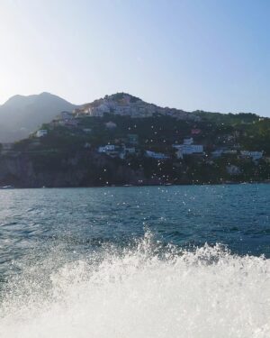 Matt Pardus Instagram - Z Amalfi jsme byli upřímně maličko zklamaní. Jasně, je to krásné městečko, ale spíše takové Instagramové kam většina lidí jezdí asi za pár fotkami nebo reelskem... Mini pláž, kde je na 2 m² asi 500 lidí a to maximálně metr od břehu 😂 Takže spíše tak projít, vychutnat si výhledy, přespat a někam dále, kde bude méně lidí 😉 Ale pár krásných chvil, míst a výhledů jsme si i tak našli 😉 A to hlavně díky super ubytování, které jsme našli nad celým Amalfi ve vesničce Pogerola... A takhle nějak to vypadalo ❤️
•
•
•
#amalfi #amalficoast #amalficoastitaly #amalfiküste #amalficoast_ #amalfigram #costieraamalfitana #costaamalfitana #italy #italie #italytravel #italygram #italytrip #cestovanie #cestujeme #cestovani #travelphotography #travelblog #berky #pavelberky #mattpardus #dnescestujem #italia #italyiloveyou #italylovers #igersamalficoast #italy❤️ #italy🇮🇹 #italy_vacations