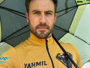 Matt Wilson Instagram - Do you know how hard it is to apply makeup when you have an icon in your face? @alanfletcher 

Fun week of @neighbours on air. Special shoutout to my Young Hot Men In Lyrca crew #yahmil 😂 🚴 
We’re currently taking applications for new members. Add all applicants to the comments. We’ll call you.