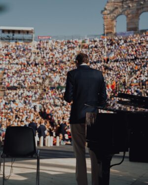 Matteo Martari Instagram - .giornata per la pace.
Dire che è stata un’esperienza incredibile non rende ne pace ne giustizia alla grandezza di quel momento.
Grazie a tutti, grazie a chi ha insistito, grazie alla città di Verona, grazie ai miei genitori, ma sopratutto grazie a 
Papa Francecso
Con la pace ne cuore, 
un abbraccio a tutti
#pace
#saghè