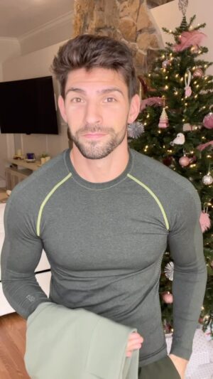 Matthew Andrews Instagram - Florida is requiring layers lately!! 

#nurse #wearfigs #figsambassador #reels #wrapmeup