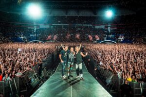 Matthew Bellamy Instagram - Great night in Lyon!  La France, on t'adore ❤️