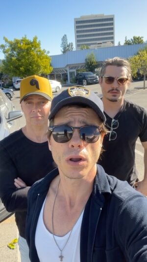 Matthew Lawrence Instagram - 💩Works every time! #brothers #advice 🤣