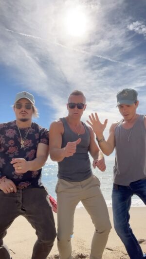 Matthew Lawrence Instagram - Dusting off the old moves!🕺🏻 #dance #inspire #bro #family #beach #day #malibu #waves 🤣🌊