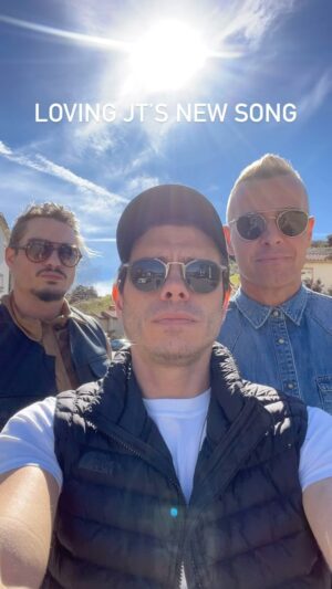 Matthew Lawrence Instagram - Weekend vibes! 😎Jamin to @justintimberlake Love this new track💪🏼 #music #new #bros #weekend #jam #vibes