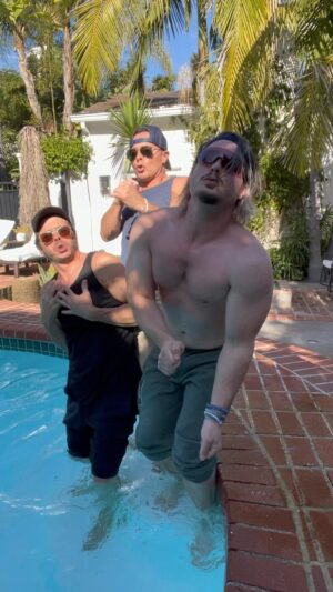 Matthew Lawrence Instagram - Hoping for an early spring? NOPE 🥶 #cold #pool #bros #dance #party