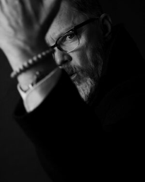 Matthew Lillard Instagram - I did a shoot… it’s been a long time since anyone wanted to shoot me. It felt delicious. Thank you @manfredbaumann, it was my honor to play with you and @nellybaumann. #leica