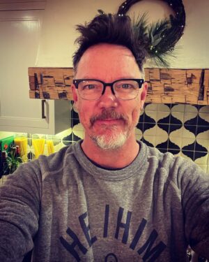 Matthew Lillard Instagram - The higher the hair the closer you are to God.  Happy Holidays from me and  my pronouns.  Also, most of family has COVID… thank God we’re vaxxxed/boosted. Bless science and our health care hero’s.
