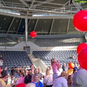 Matthew Okine Instagram - No better way to spend a Sunday morning than by being a part of @queensland's world record attempt for the biggest game of keepy uppy ever. I have no idea what the previous record was but we beat it! Damn it feels good to be a champion. #Brisbane #thisisqueensland