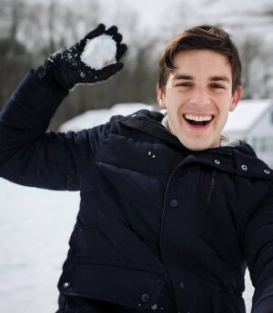 Matthew Patrick Instagram - Heads up! Got one last snowball fight in...and with that, where's summer?

#snowday #snowballfight #winter