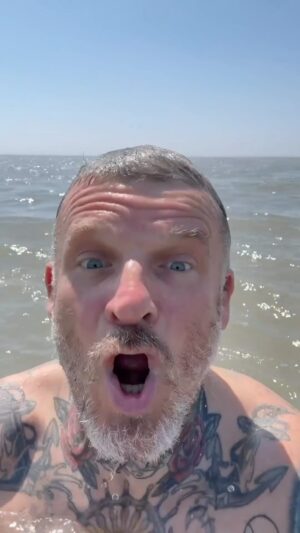 Matthew Pritchard Instagram - Myself and Lemmy made the most of the weather this week and went to Barrybados using public transport. 🌊🐶
Catching a bus or train if you can helps reduce the stress of driving so you can relax and save on refuelling. 🚂🚍
No one can do everything but everyone can do something. Together, we can make a difference. 🏴󠁧󠁢󠁷󠁬󠁳󠁿
👉 Find out what you can do: www.climateaction.gov.wales
#ClimateActionWales #Ad
 
Gwnaeth Lemmy a fi y mwyaf o’r tywydd wythnos yma a mynd i Barrybados ar drafnidiaeth gyhoeddus. 🌊🐶
Mae dal bws neu drên os gallwch chi yn helpu i leihau’r straen o yrru a gallwch chi ymlacio ac arbed arian drwy beidio gorfod ail-lenwi’r tanc. 🚂🚍
All neb wneud popeth ond gall pawb wneud rhywbeth. Gyda’n gilydd, gallwn wneud gwahaniaeth. 🏴󠁧󠁢󠁷󠁬󠁳󠁿
👉 I wybod beth gallwch chi ei wneud: www.gweithreduarhinsawdd.llyw.cymru
#GweithreduArHinsawdd #Hysbyseb