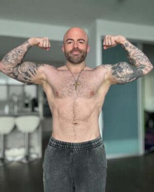 Matthew Santoro Instagram - Today is day 100 of my fitness journey (unedited raw photo)💪🏻 Running 5-10K (30-60 minutes) and weights every day, plus clean eating. Obviously I'm flexing here and although my "resting" body isn't quite where I want to be, compared to where I was a little over 3 months ago, I feel fantastic. I've had, and continue to have, days where I feel unmotivated and have definitely stumbled some days (over eating, skipped a run or the gym). But the key is consistency over the long run. I used to let one bad day throw off all my progress. Now I look at those days as just part of the process - and possibly even necessary! The biggest thing I've learned is discipline and consistency is everything. Motivation means nothing. It's fleeting. Showing up when you don't want to and DOING THE THING ANYWAY. That's the absolute key. PS: 40.29% of 2024 is over. It's not too late to start your goals! Remember: one day? Or...day one. 🫱🏻‍🫲🏽