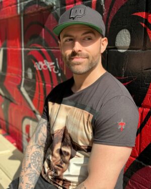 Matthew Santoro Instagram - Spent the day catching up with the homie @ellevanmusic walking around Toronto. Found some cool walls. Still don’t know how to pose for a photo 😬
📸: @ellevanmusic
