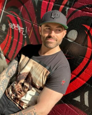 Matthew Santoro Instagram - Spent the day catching up with the homie @ellevanmusic walking around Toronto. Found some cool walls. Still don’t know how to pose for a photo 😬
📸: @ellevanmusic