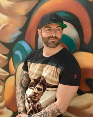 Matthew Santoro Instagram - Spent the day catching up with the homie @ellevanmusic walking around Toronto. Found some cool walls. Still don’t know how to pose for a photo 😬
📸: @ellevanmusic