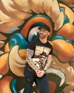 Matthew Santoro Instagram - Spent the day catching up with the homie @ellevanmusic walking around Toronto. Found some cool walls. Still don’t know how to pose for a photo 😬
📸: @ellevanmusic