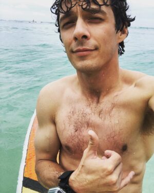 Matthew Underwood Instagram - Catching waves on my last day in #Hawaii #Surfing #HangTen #Honolulu #WaikikiBeach 🏄🏻‍♂️🏄🏻‍♂️ #Traveler
