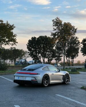 Matthias Malmedie Instagram - 911 S/T. 9.000 Touren, handgerissen. Habt Ihr Bock?
https://youtu.be/D-QYIMYbmcA?feature=shared
Oder Link in den Stories!

#qlmd #911st #gt3rs #porsche #losbittelos #9000 #handgerissen