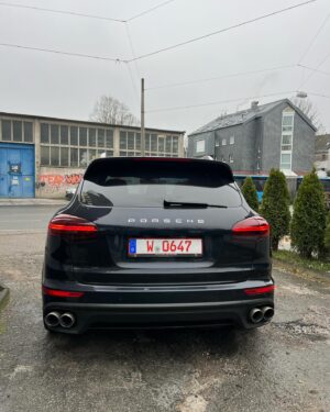 Matthias Malmedie Instagram - Porsche Cayenne V8 Diesel mit 320.000 Kilometern??? 4,2 Liter Hubraum | 385 PS | 850 NM. Kann man das machen oder lieber Finger weg? Die Probefahrttouristen sind wieder unterwegs.
 Video ist ready für Euch:
👉🏽https://youtu.be/JRd8AM_6DDo?feature=shared 👈🏽
Eine Frage noch: Sieht der Bock für Euch schon zu alt aus oder kann man den optisch noch machen?

#qlmd #qualmedie #porschecayenne #v8diesel #drehmomentHATTA