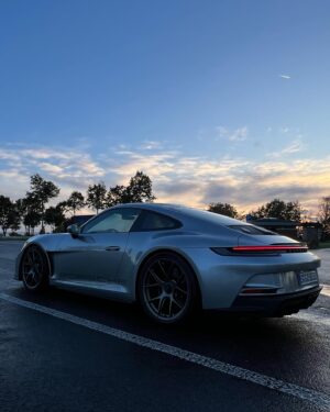 Matthias Malmedie Instagram - 911 S/T. 9.000 Touren, handgerissen. Habt Ihr Bock?
https://youtu.be/D-QYIMYbmcA?feature=shared
Oder Link in den Stories!

#qlmd #911st #gt3rs #porsche #losbittelos #9000 #handgerissen