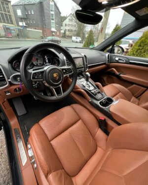 Matthias Malmedie Instagram - Porsche Cayenne V8 Diesel mit 320.000 Kilometern??? 4,2 Liter Hubraum | 385 PS | 850 NM. Kann man das machen oder lieber Finger weg? Die Probefahrttouristen sind wieder unterwegs.
 Video ist ready für Euch:
👉🏽https://youtu.be/JRd8AM_6DDo?feature=shared 👈🏽
Eine Frage noch: Sieht der Bock für Euch schon zu alt aus oder kann man den optisch noch machen?

#qlmd #qualmedie #porschecayenne #v8diesel #drehmomentHATTA