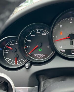 Matthias Malmedie Instagram - Porsche Cayenne V8 Diesel mit 320.000 Kilometern??? 4,2 Liter Hubraum | 385 PS | 850 NM. Kann man das machen oder lieber Finger weg? Die Probefahrttouristen sind wieder unterwegs.
 Video ist ready für Euch:
👉🏽https://youtu.be/JRd8AM_6DDo?feature=shared 👈🏽
Eine Frage noch: Sieht der Bock für Euch schon zu alt aus oder kann man den optisch noch machen?

#qlmd #qualmedie #porschecayenne #v8diesel #drehmomentHATTA