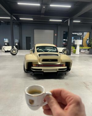 Matthias Malmedie Instagram - Wie breit ist dieser Singer??? 🙈 Video ist jetzt live für Euch. Losbittelos 🏁
https://youtu.be/4Iy3sVq5I3Q

#singerdlsturbo #savethemanuals #handgerissen
#singer #qualmedie #franky