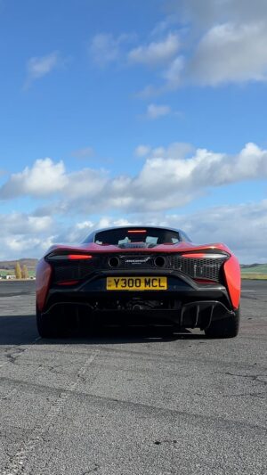 Matthias Malmedie Instagram - Ist er McLaren Artura auch artig??? Neues Video ist jetzt auf meinem YT Channel am Start.