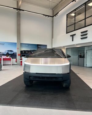 Matthias Malmedie Instagram - Cybertruck mitten in Düsseldorf. Die haben dat Dingen echt gebaut 🤯
Ich hab ihn mir mal angeschaut!
https://youtu.be/1V_fytGGI1c

#cybertruck #qualmedie #düsseldorf #tesla