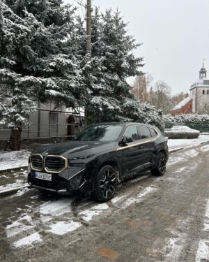 Matthias Malmedie Instagram - So, jetzt bin ich mal gespannt, was Ihr zu den beiden Autos sagt. BMW XM und Porsche Cayenne, beide bärenstarke V8-Hybride. Lasst mal raus was Ihr übers Design denkt. Und: Welche Hütte würdet Ihr lieber vor der Tür stehen haben?
Heute 18:15 Uhr neue Folge @gripdasmotormagazin gemeinsam mit meinem Niki 🥰
www.qualmedie.com