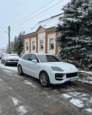 Matthias Malmedie Instagram - So, jetzt bin ich mal gespannt, was Ihr zu den beiden Autos sagt. BMW XM und Porsche Cayenne, beide bärenstarke V8-Hybride. Lasst mal raus was Ihr übers Design denkt. Und: Welche Hütte würdet Ihr lieber vor der Tür stehen haben?
Heute 18:15 Uhr neue Folge @gripdasmotormagazin gemeinsam mit meinem Niki 🥰
www.qualmedie.com