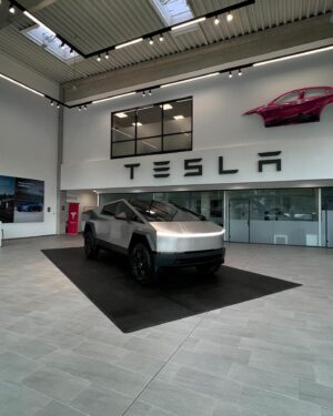 Matthias Malmedie Instagram - Cybertruck mitten in Düsseldorf. Die haben dat Dingen echt gebaut 🤯
Ich hab ihn mir mal angeschaut!
https://youtu.be/1V_fytGGI1c

#cybertruck #qualmedie #düsseldorf #tesla