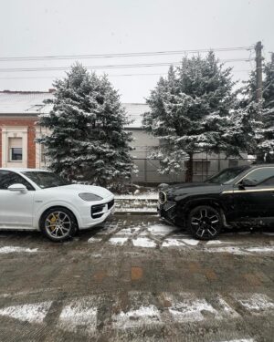 Matthias Malmedie Instagram - So, jetzt bin ich mal gespannt, was Ihr zu den beiden Autos sagt. BMW XM und Porsche Cayenne, beide bärenstarke V8-Hybride. Lasst mal raus was Ihr übers Design denkt. Und: Welche Hütte würdet Ihr lieber vor der Tür stehen haben?
Heute 18:15 Uhr neue Folge @gripdasmotormagazin gemeinsam mit meinem Niki 🥰
www.qualmedie.com