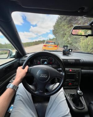 Matthias Malmedie Instagram - Der erste RS4 und der Allerletzte in 1 Video!!! Die stellen den jetzt echt ein!!! 🤯 Die 25 Years Edition hat 470 PS.👌🏻 Schaut das Video an und kommentiert auf YT, um die RS4-Rennhandschuhe zu bekommen. Der beste Kommentar bekommt sie. 👍🏽
https://youtu.be/rAqO5-RCuLY

#rs4 #limitededition #25years #quattro #qualmedie
