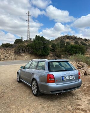 Matthias Malmedie Instagram - Der erste RS4 und der Allerletzte in 1 Video!!! Die stellen den jetzt echt ein!!! 🤯 Die 25 Years Edition hat 470 PS.👌🏻 Schaut das Video an und kommentiert auf YT, um die RS4-Rennhandschuhe zu bekommen. Der beste Kommentar bekommt sie. 👍🏽
https://youtu.be/rAqO5-RCuLY

#rs4 #limitededition #25years #quattro #qualmedie