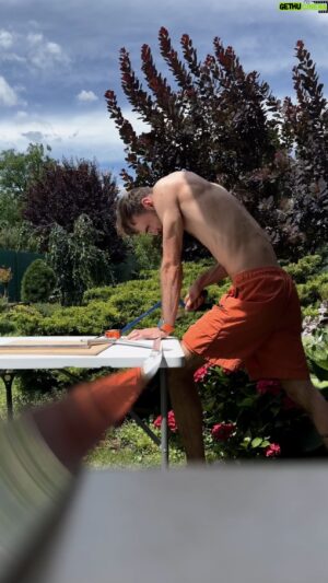 Matúš Okajček Instagram - Každý projekt začína myšlienkou, pokiaľ nie je veľká, mala by byť aspoň užitočná. Tento týždeň som sa 3x spálil, a tak som sa rozhodol vytvoriť markízu, ktorá ma ochráni pred slnkom. Bolo to náročné, ale stálo to za to. Na cestách 🚐 nás dopĺňal ⚡️ #crazywof a za super #spolupracu ďakujem @kauflandslovensko ✌🏻
#DIY #VanLife #Campervan #Markíza #SelfBuild #Projekt #Inovácie #Prototyp #Handmade #Workshop #TrustTheProcess