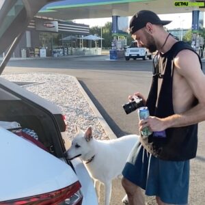 Matúš Okajček Instagram - Už dlho sa mi nestalo, že by som šiel na wake a niečo si nezabudol. Ešte že mám na ceste OMV ktorá ma vždy zachráni... 😅Je to pumpa no.1 ,čo sa týka výberu a nielen pre to ,že ich politika mi príde najpríťažlivejšia, ale aj pre to ,že tu nájdem vždy všetko čo potrebujem ✌🏻 Plus mám za každý nákup a tankovanie body, ktoré potom vymieňam za super snacky alebo kávu 😉 V lete mám aj naplánovaní roadtrip s dodávkou, tak som zvedavý koľko bodov v appke OMV MyStation nazbieram 😆 
#OMV #letovkufri #spolupraca